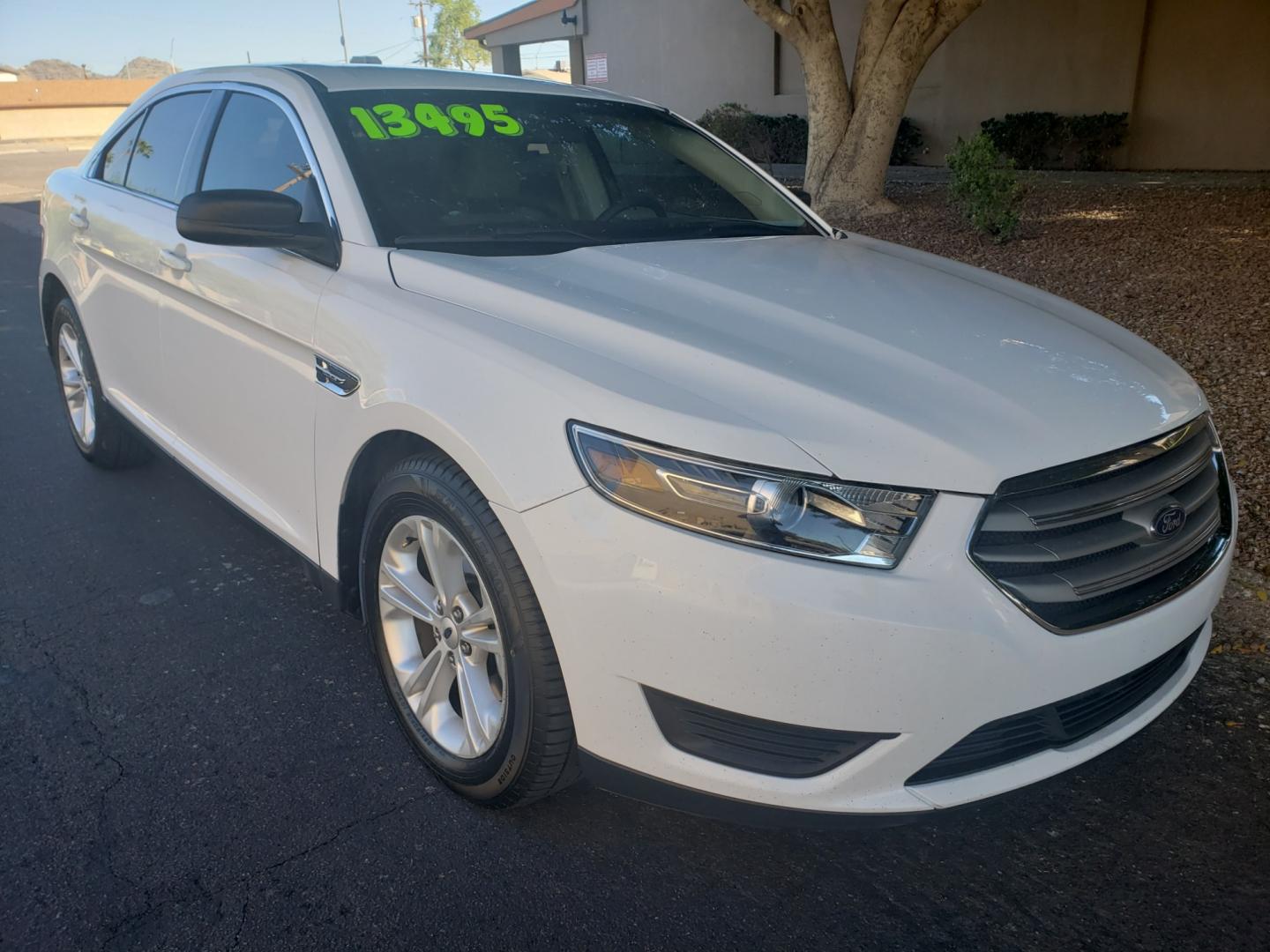 2018 WHITE /Tan and black Ford Taurus SE FWD (1FAHP2D83JG) with an 3.5L V6 DOHC 24V engine, 6A transmission, located at 323 E Dunlap Ave., Phoenix, AZ, 85020, (602) 331-9000, 33.567677, -112.069000 - Photo#2